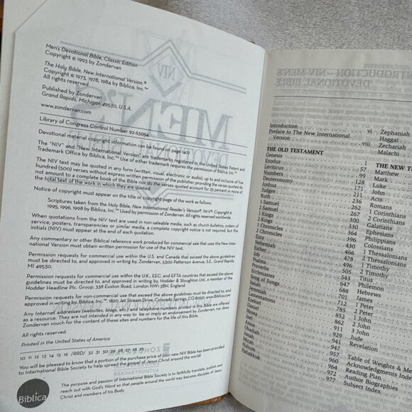 Men's Devotional Bible-NIV: Daily Devotions from Godly Men‎ Zondervan Red Letter - Picture 8 of 12